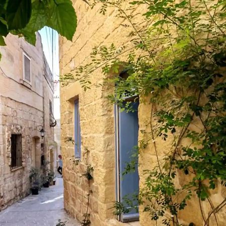 Historic Hideaways - 900 Year Old Converted Studios Виктория Екстериор снимка