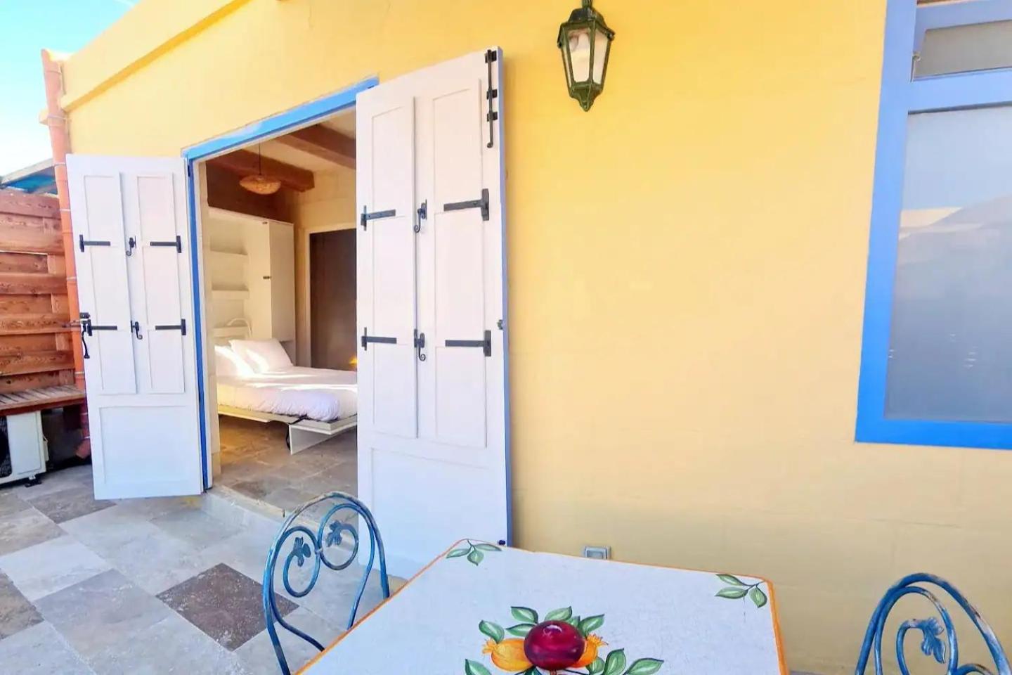 Historic Hideaways - 900 Year Old Converted Studios Виктория Екстериор снимка