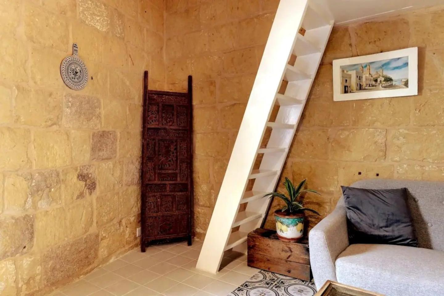 Historic Hideaways - 900 Year Old Converted Studios Виктория Екстериор снимка