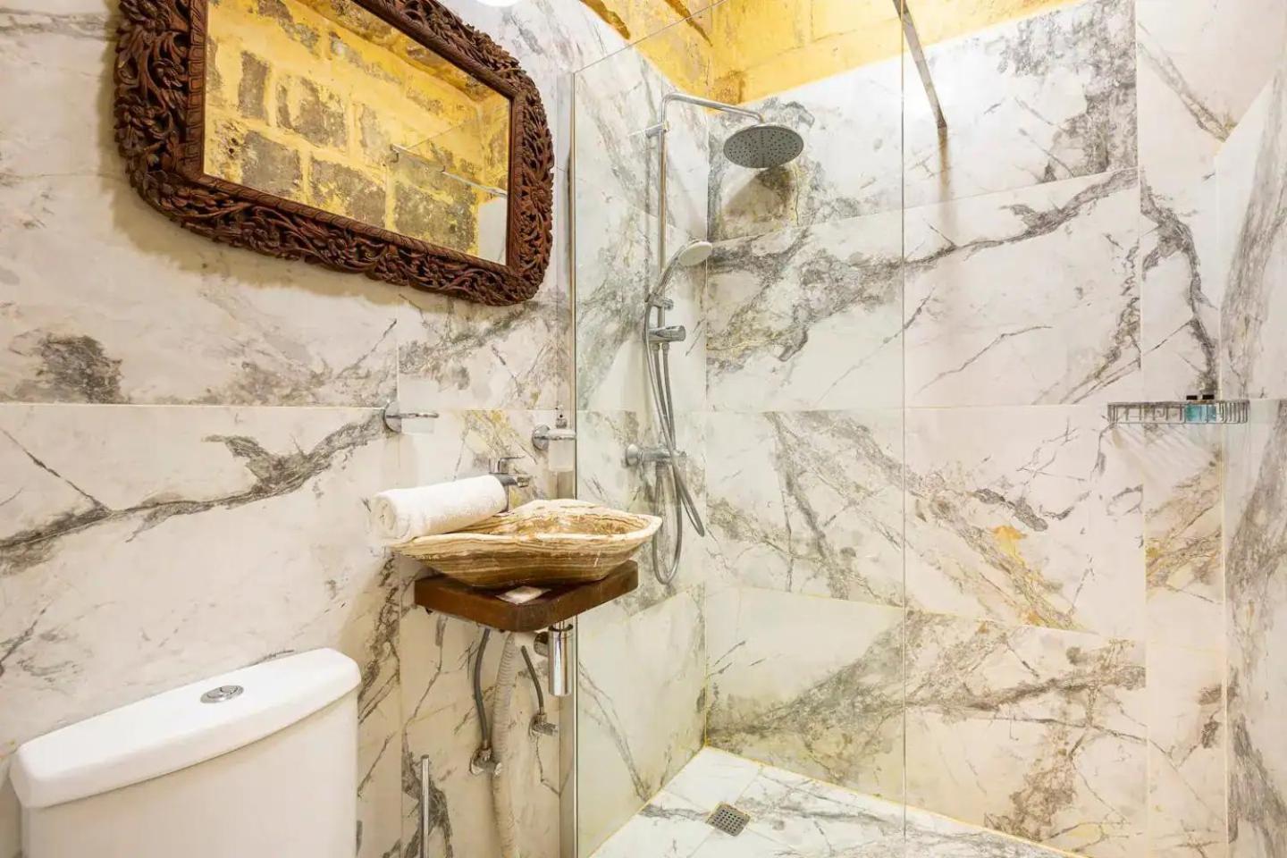 Historic Hideaways - 900 Year Old Converted Studios Виктория Екстериор снимка
