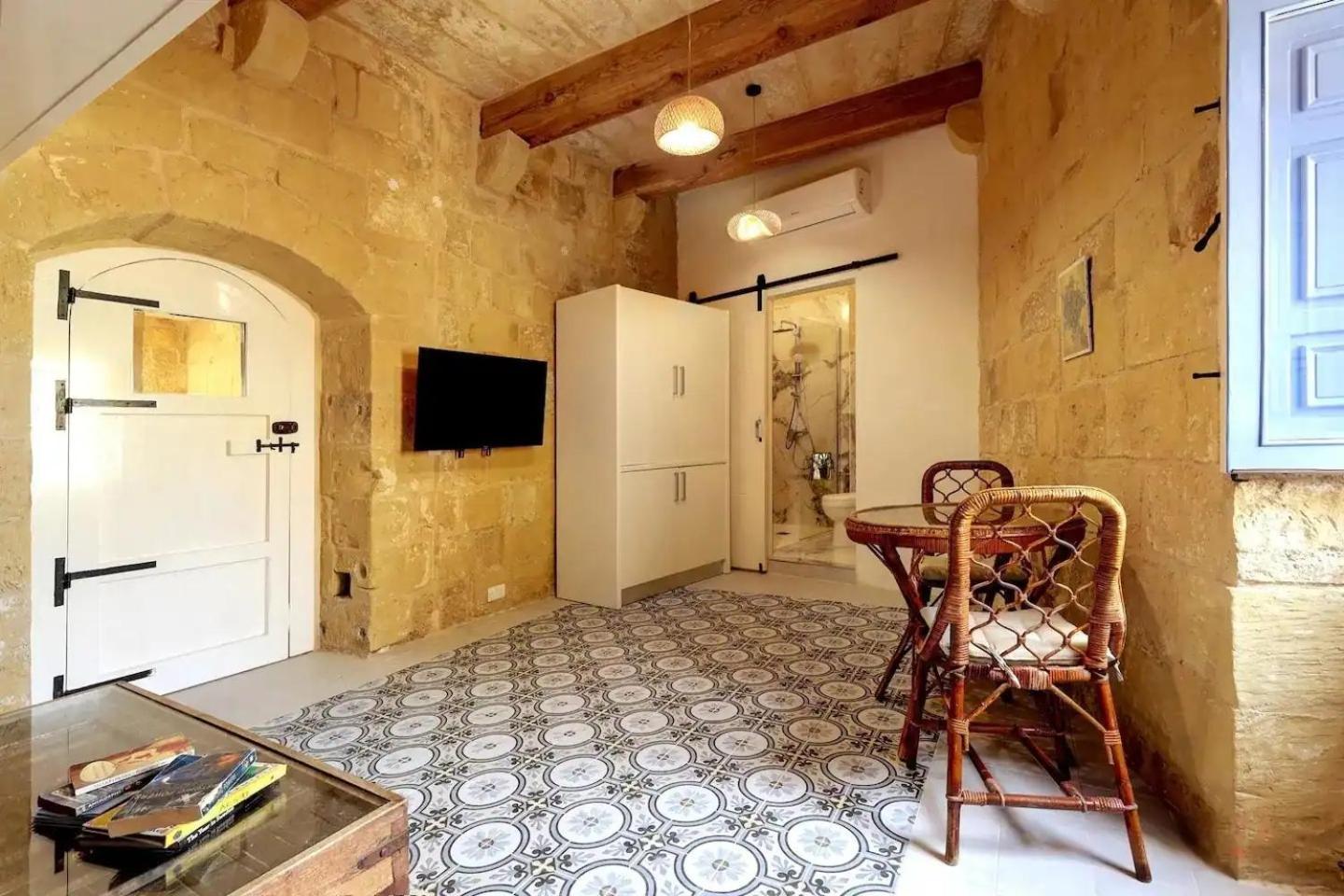 Historic Hideaways - 900 Year Old Converted Studios Виктория Екстериор снимка