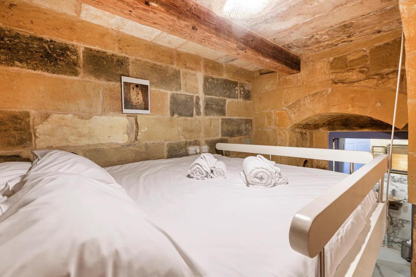 Historic Hideaways - 900 Year Old Converted Studios Виктория Екстериор снимка