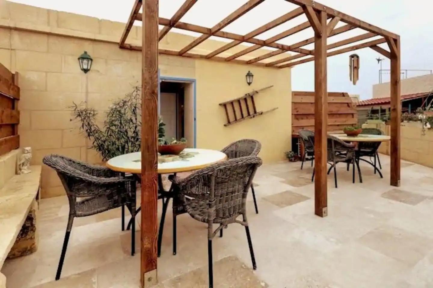 Historic Hideaways - 900 Year Old Converted Studios Виктория Екстериор снимка