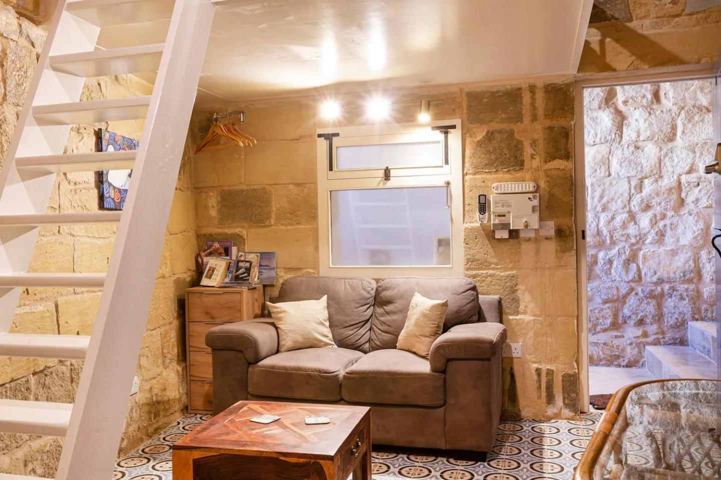 Historic Hideaways - 900 Year Old Converted Studios Виктория Екстериор снимка