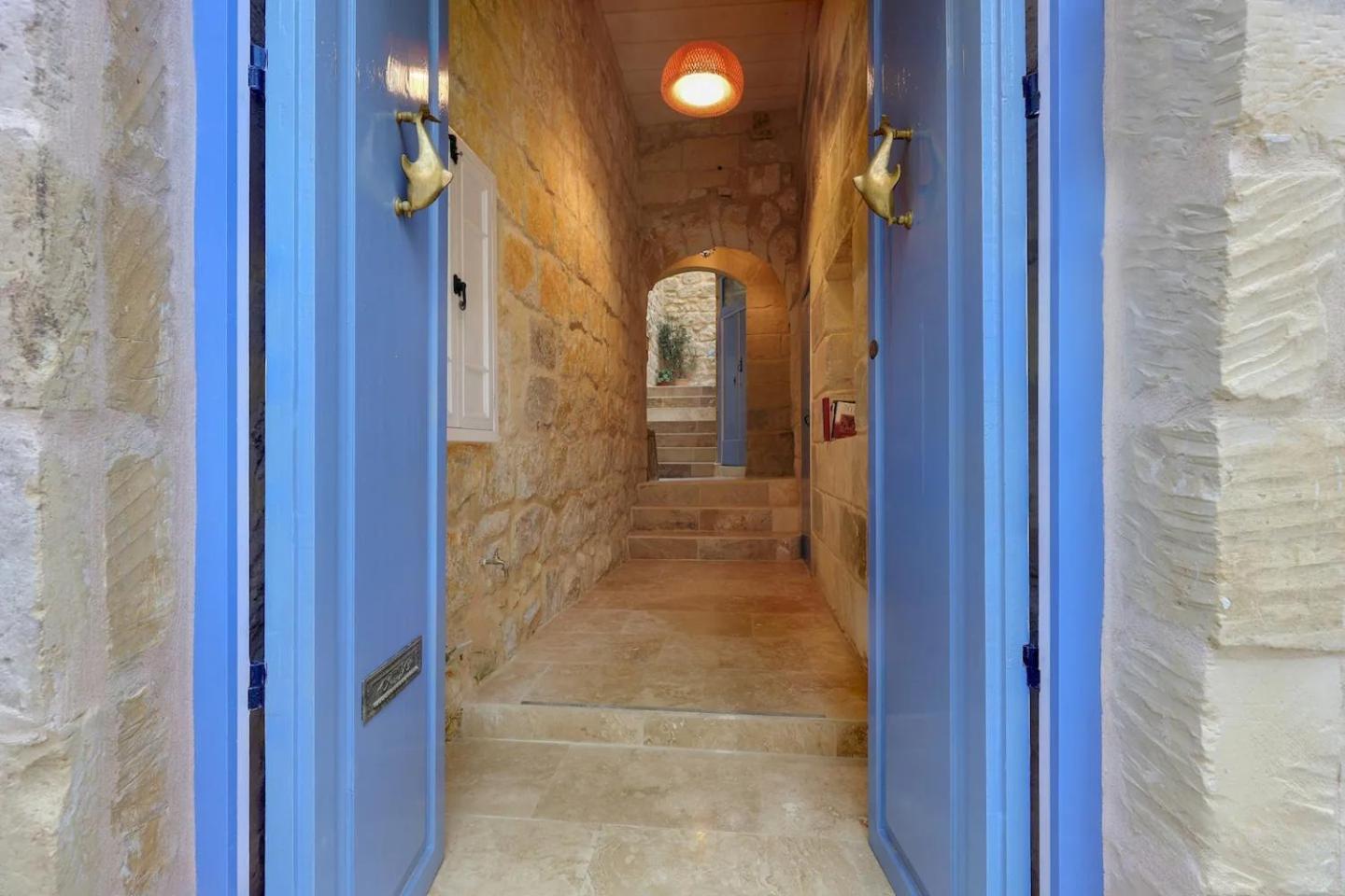 Historic Hideaways - 900 Year Old Converted Studios Виктория Екстериор снимка