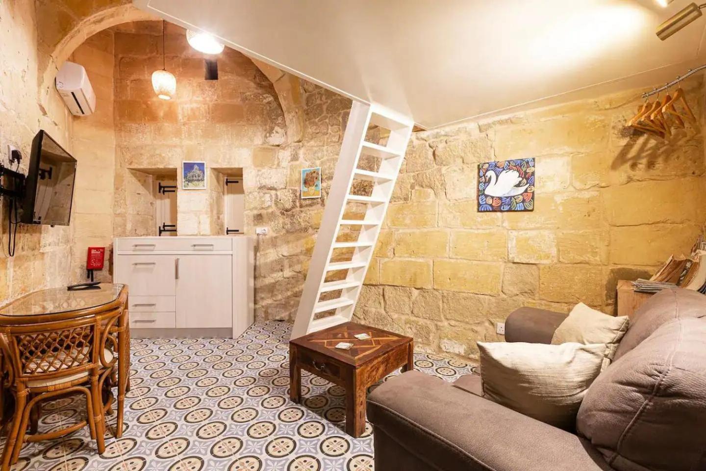Historic Hideaways - 900 Year Old Converted Studios Виктория Екстериор снимка