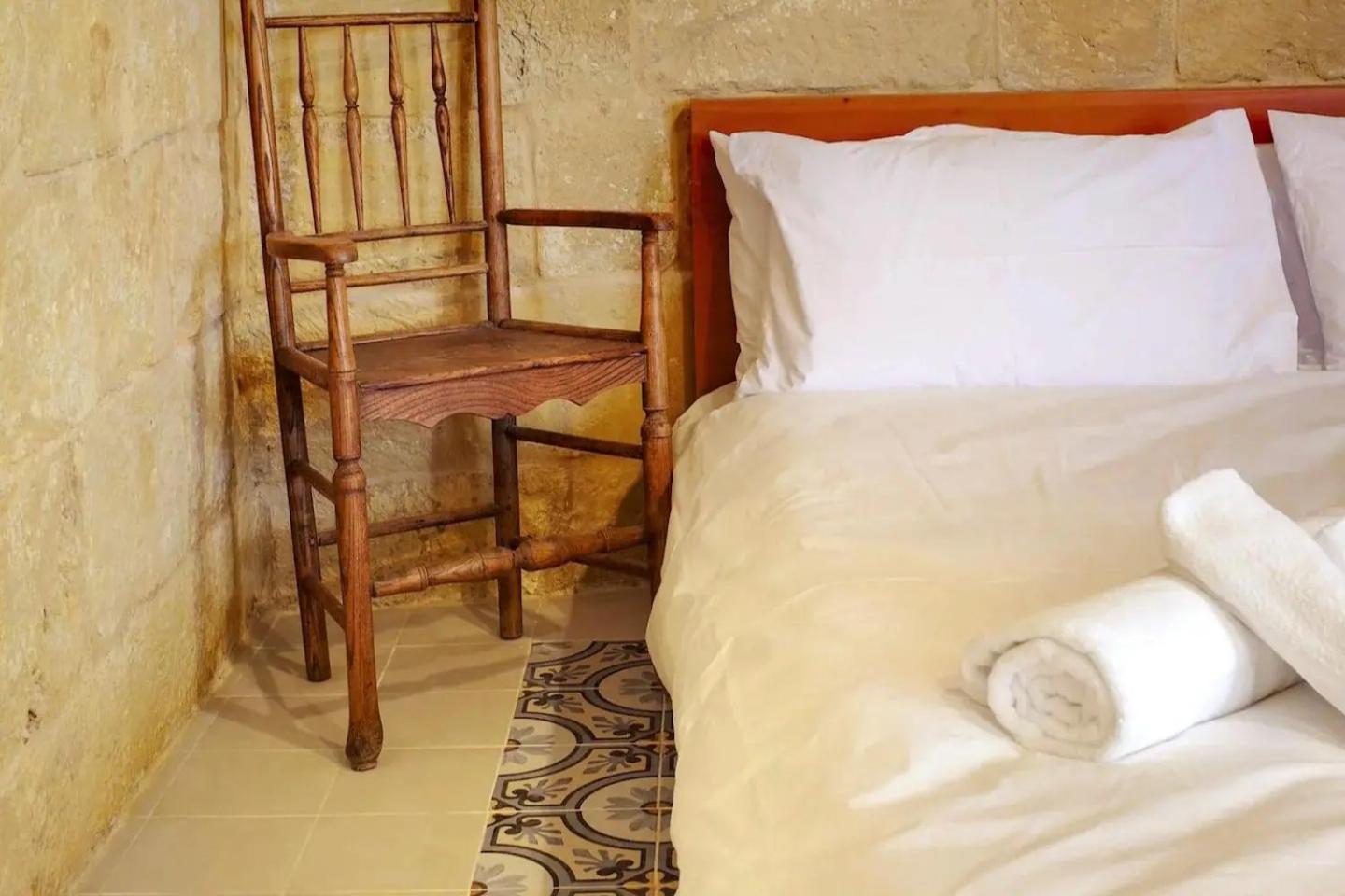 Historic Hideaways - 900 Year Old Converted Studios Виктория Екстериор снимка