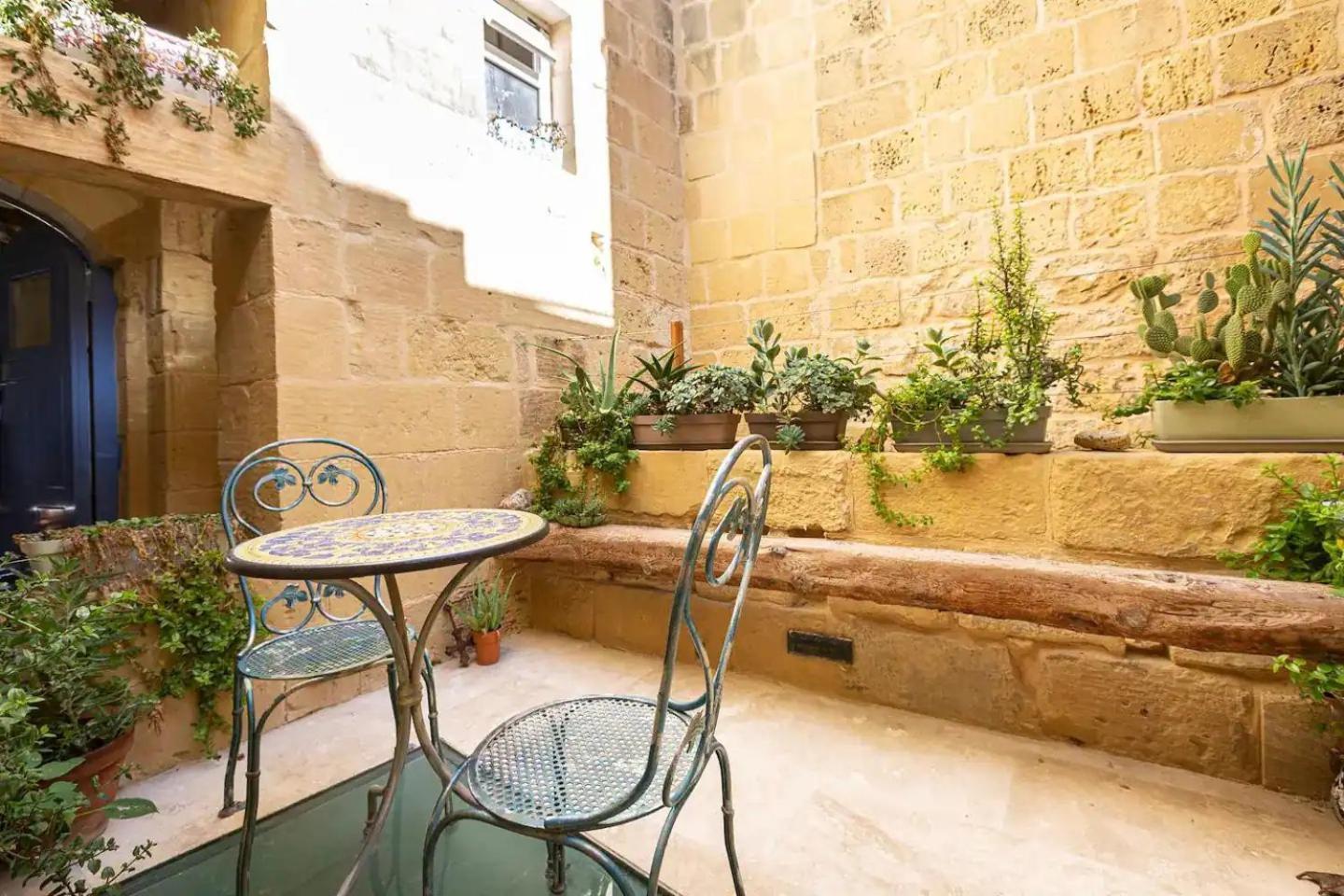 Historic Hideaways - 900 Year Old Converted Studios Виктория Екстериор снимка