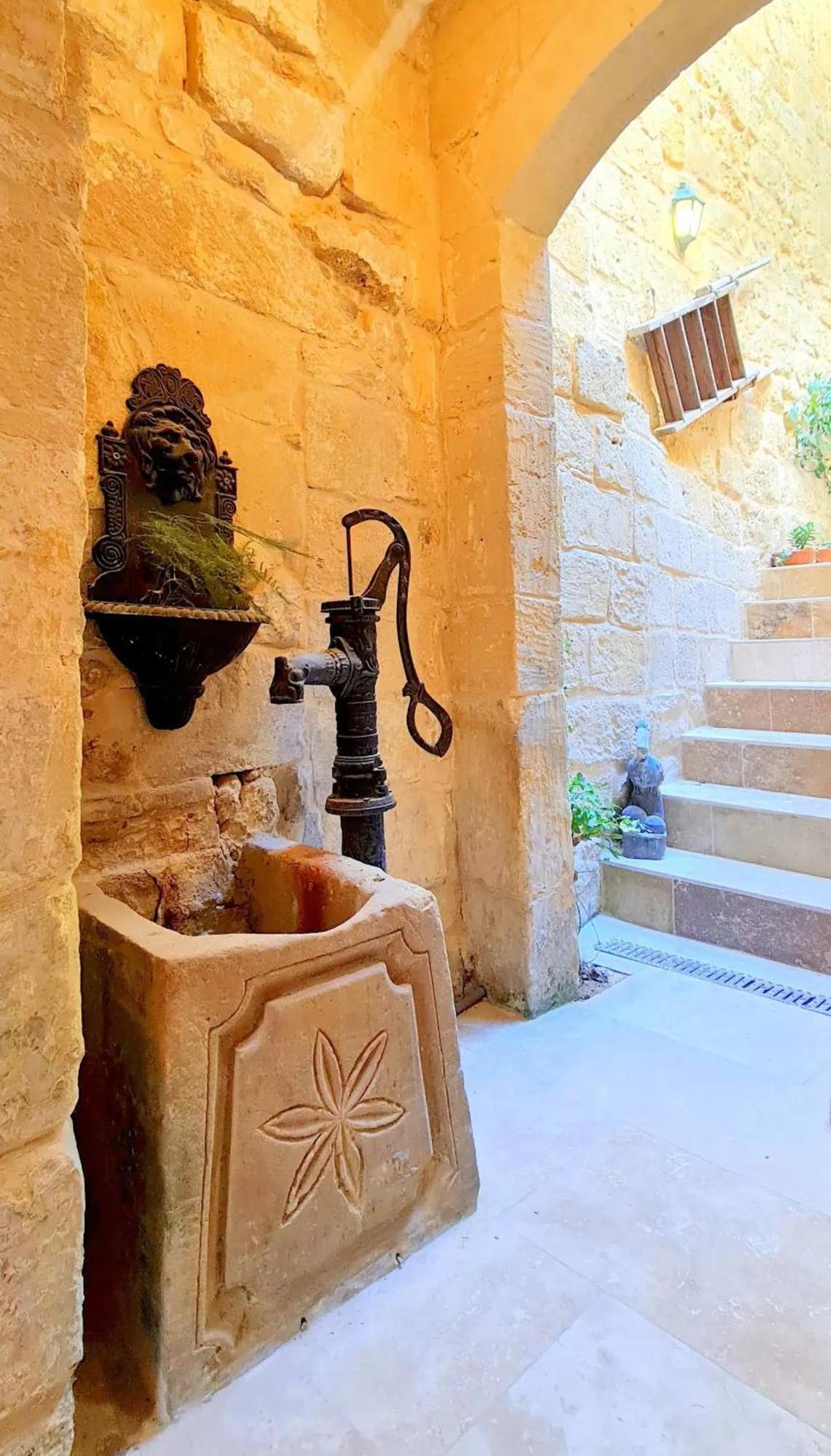 Historic Hideaways - 900 Year Old Converted Studios Виктория Екстериор снимка