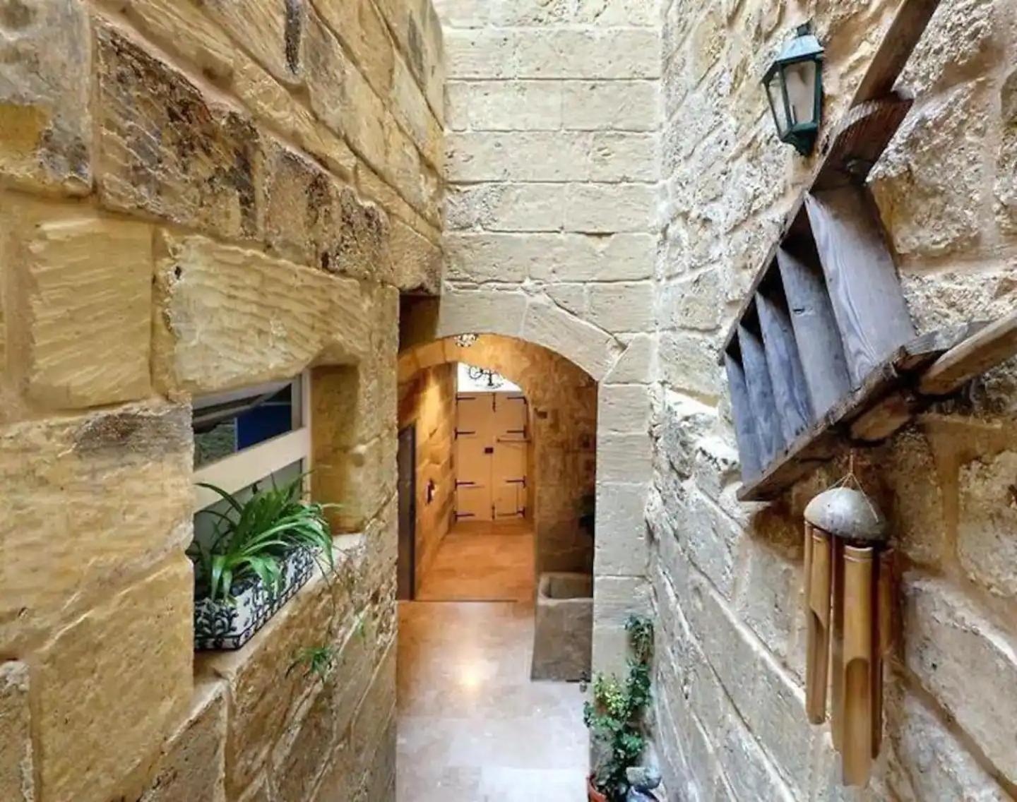 Historic Hideaways - 900 Year Old Converted Studios Виктория Екстериор снимка