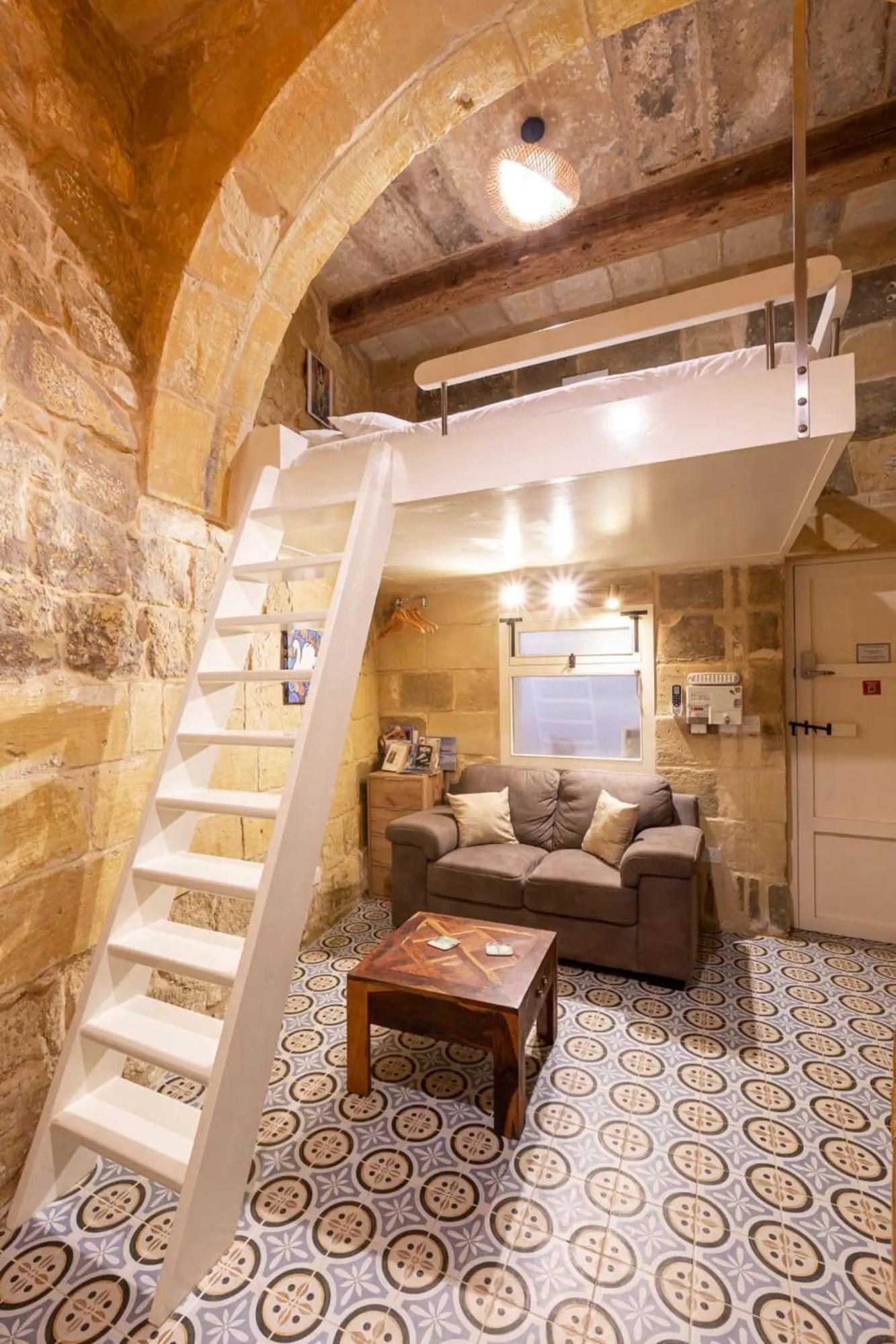 Historic Hideaways - 900 Year Old Converted Studios Виктория Екстериор снимка
