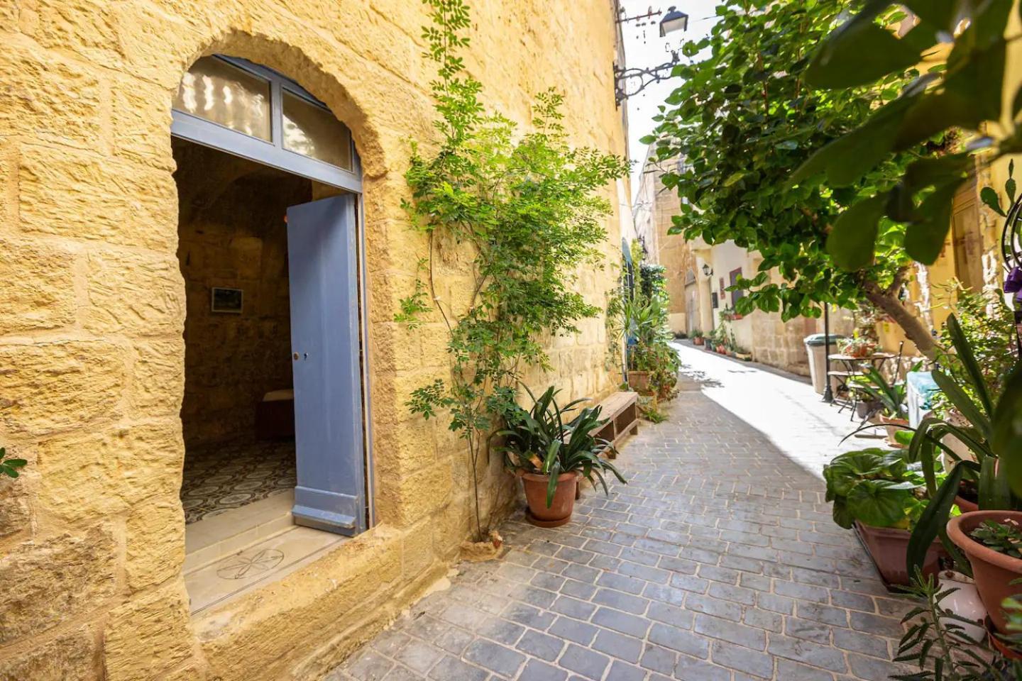 Historic Hideaways - 900 Year Old Converted Studios Виктория Екстериор снимка