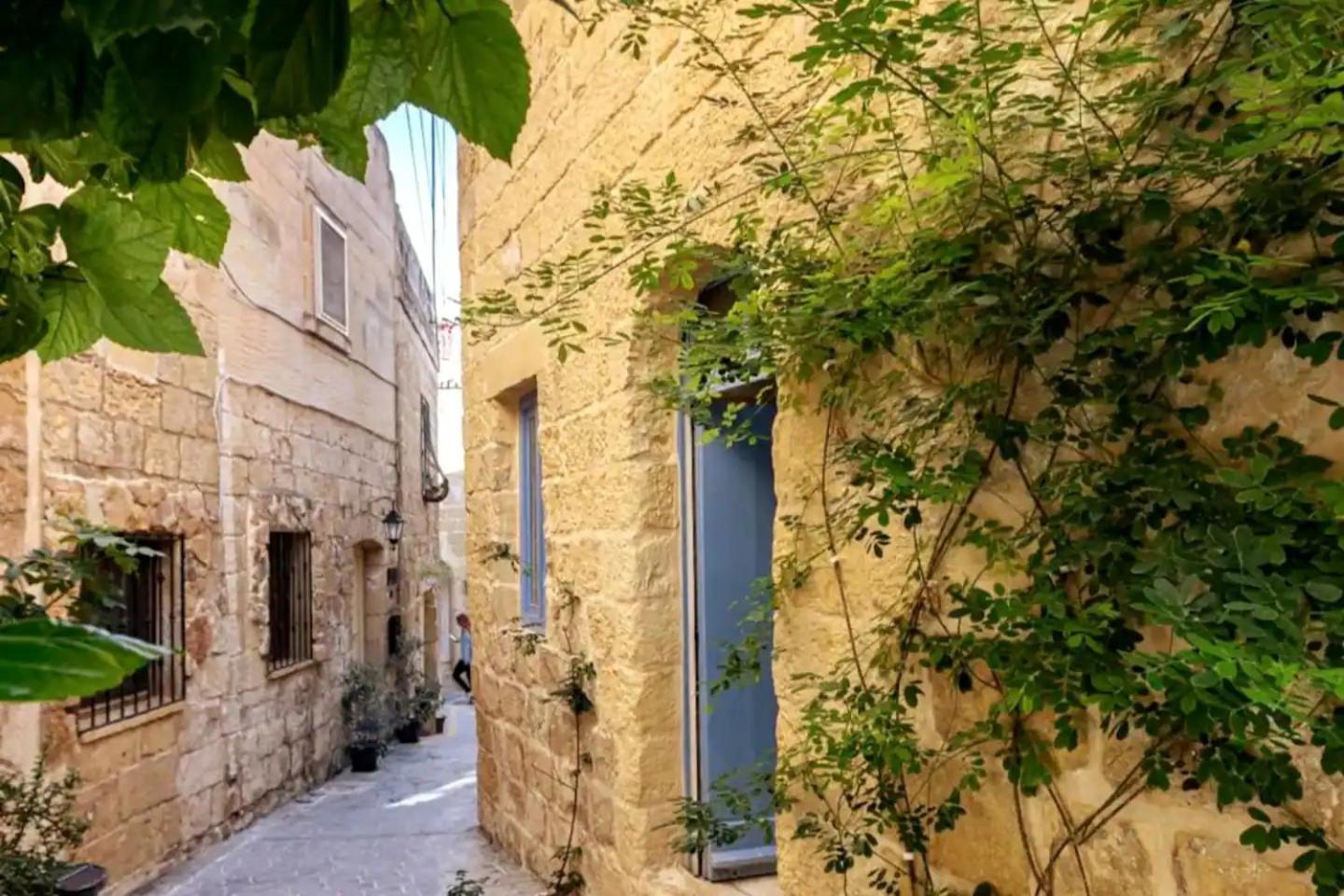 Historic Hideaways - 900 Year Old Converted Studios Виктория Екстериор снимка