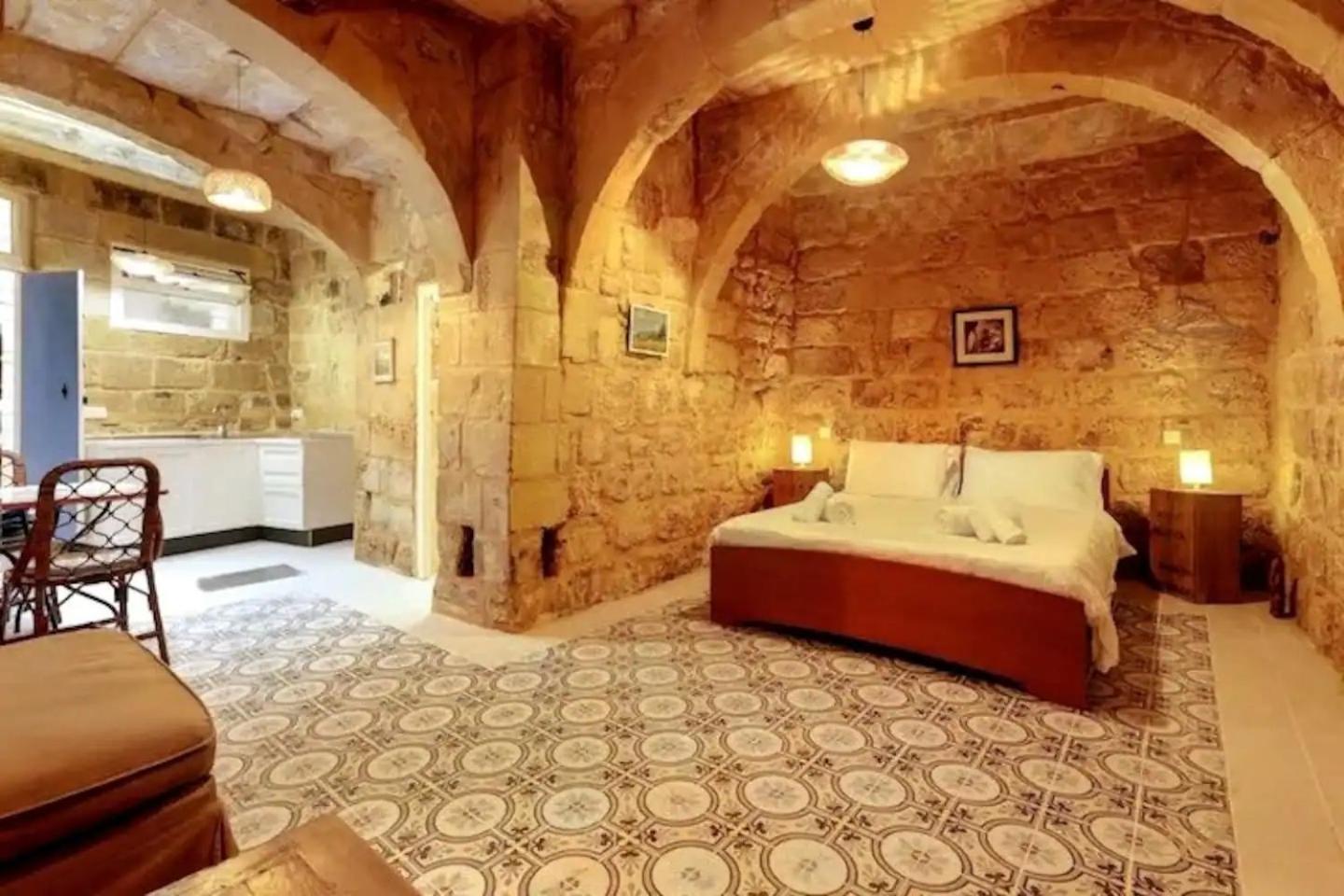 Historic Hideaways - 900 Year Old Converted Studios Виктория Екстериор снимка
