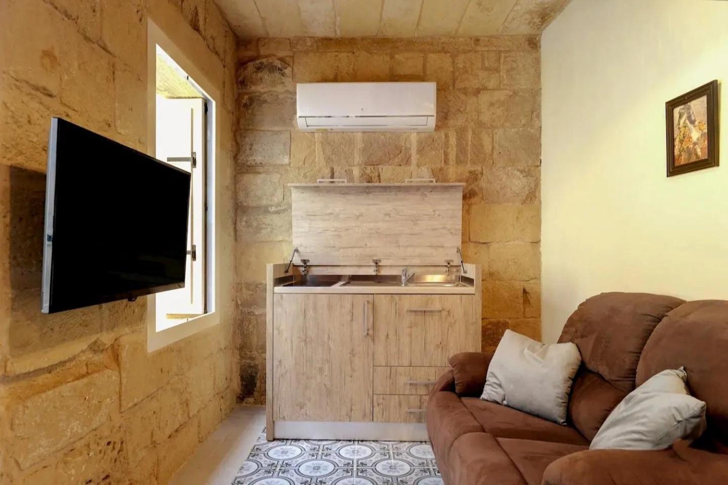 Historic Hideaways - 900 Year Old Converted Studios Виктория Екстериор снимка