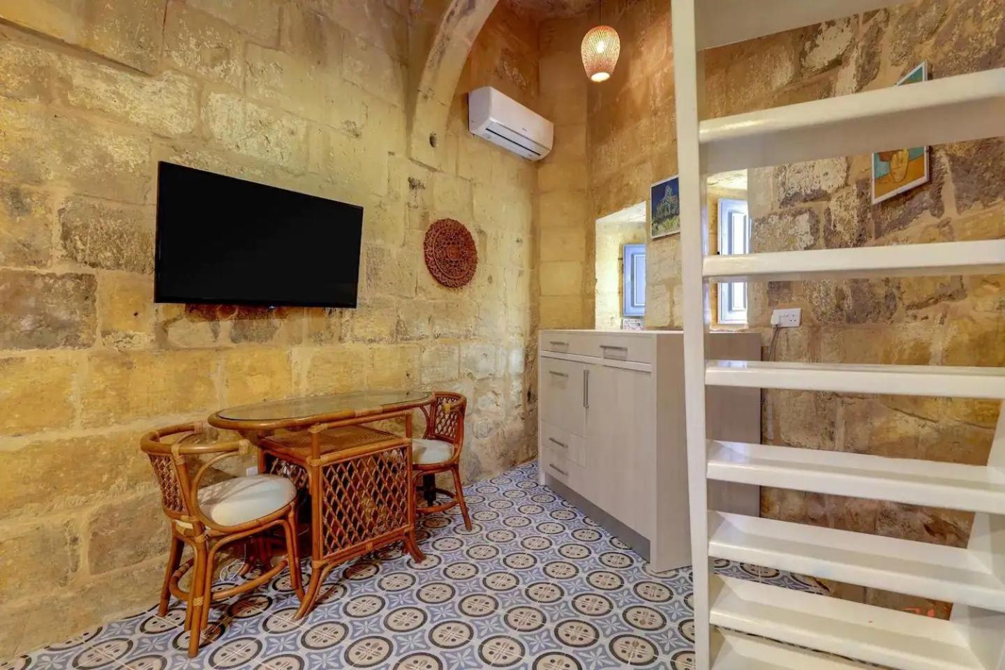 Historic Hideaways - 900 Year Old Converted Studios Виктория Екстериор снимка