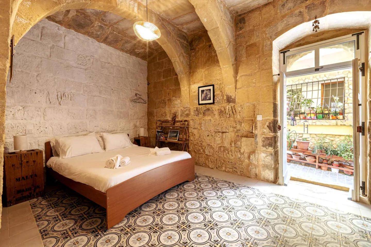 Historic Hideaways - 900 Year Old Converted Studios Виктория Екстериор снимка