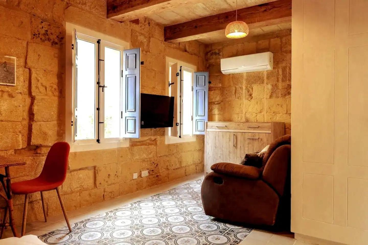 Historic Hideaways - 900 Year Old Converted Studios Виктория Екстериор снимка