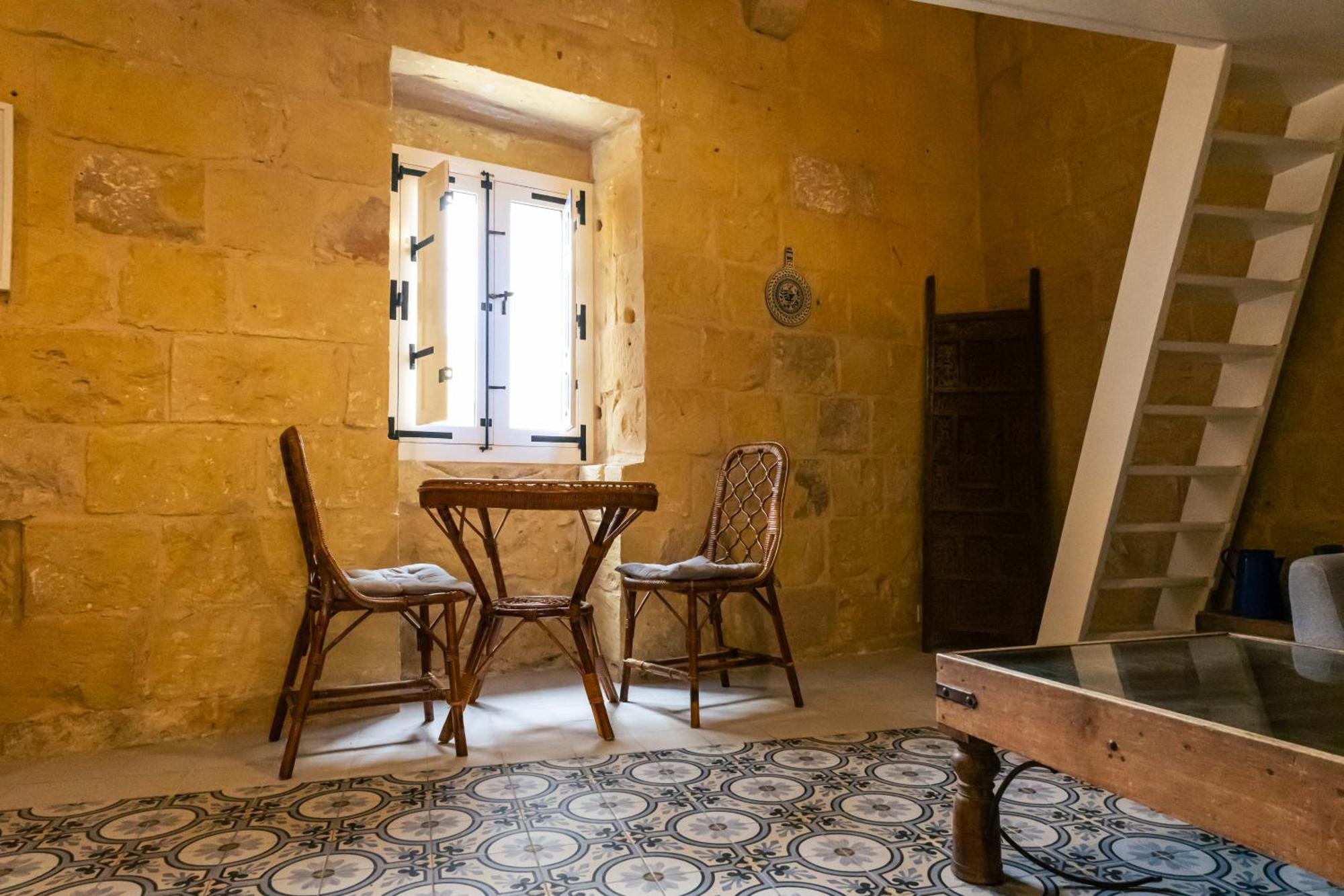Historic Hideaways - 900 Year Old Converted Studios Виктория Екстериор снимка