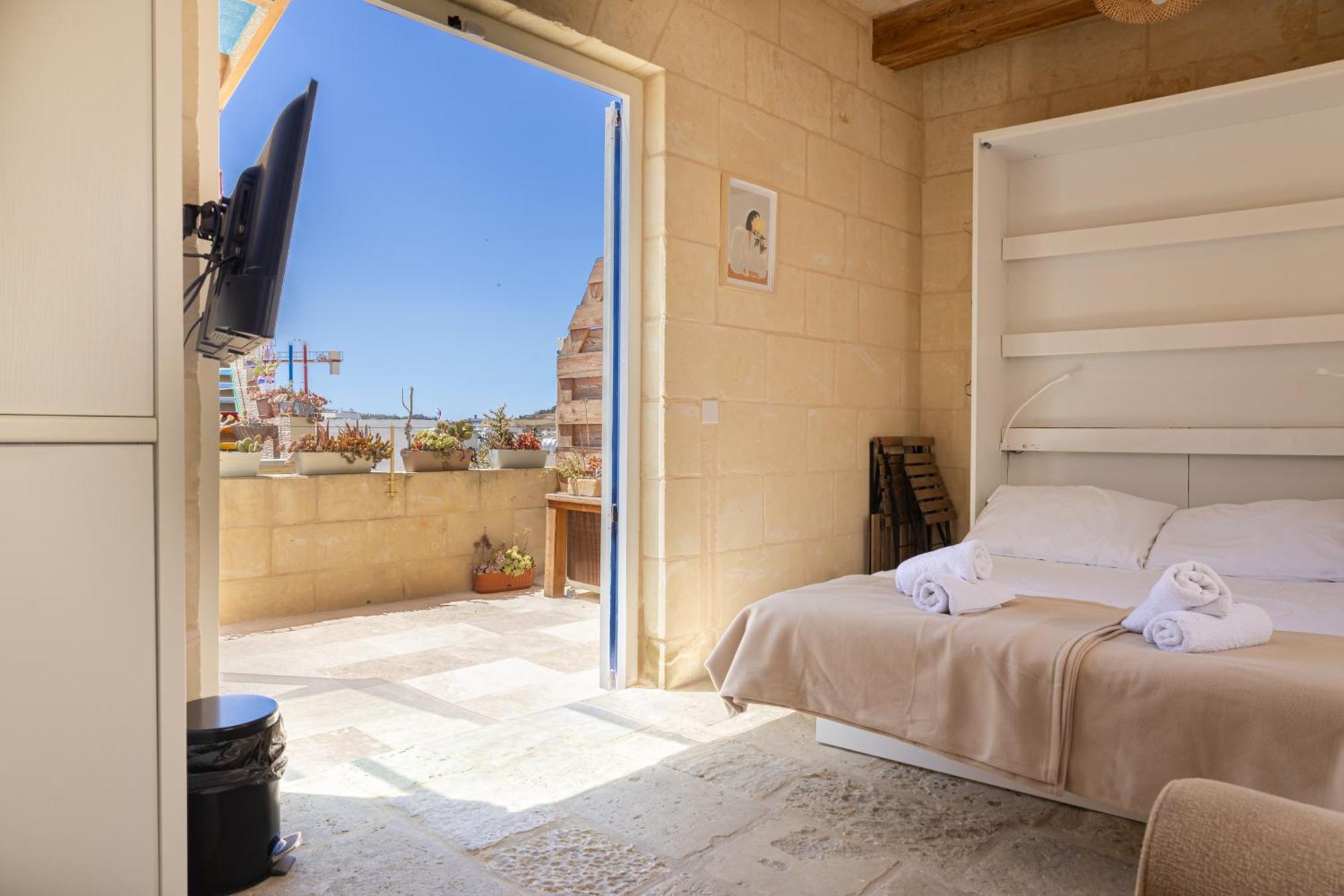 Historic Hideaways - 900 Year Old Converted Studios Виктория Екстериор снимка