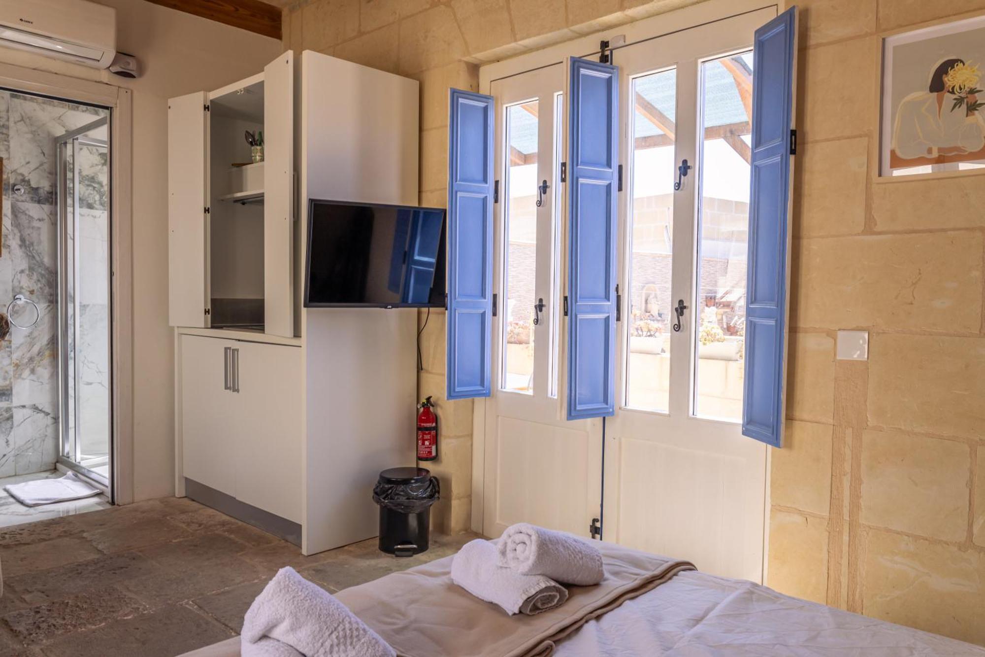 Historic Hideaways - 900 Year Old Converted Studios Виктория Екстериор снимка
