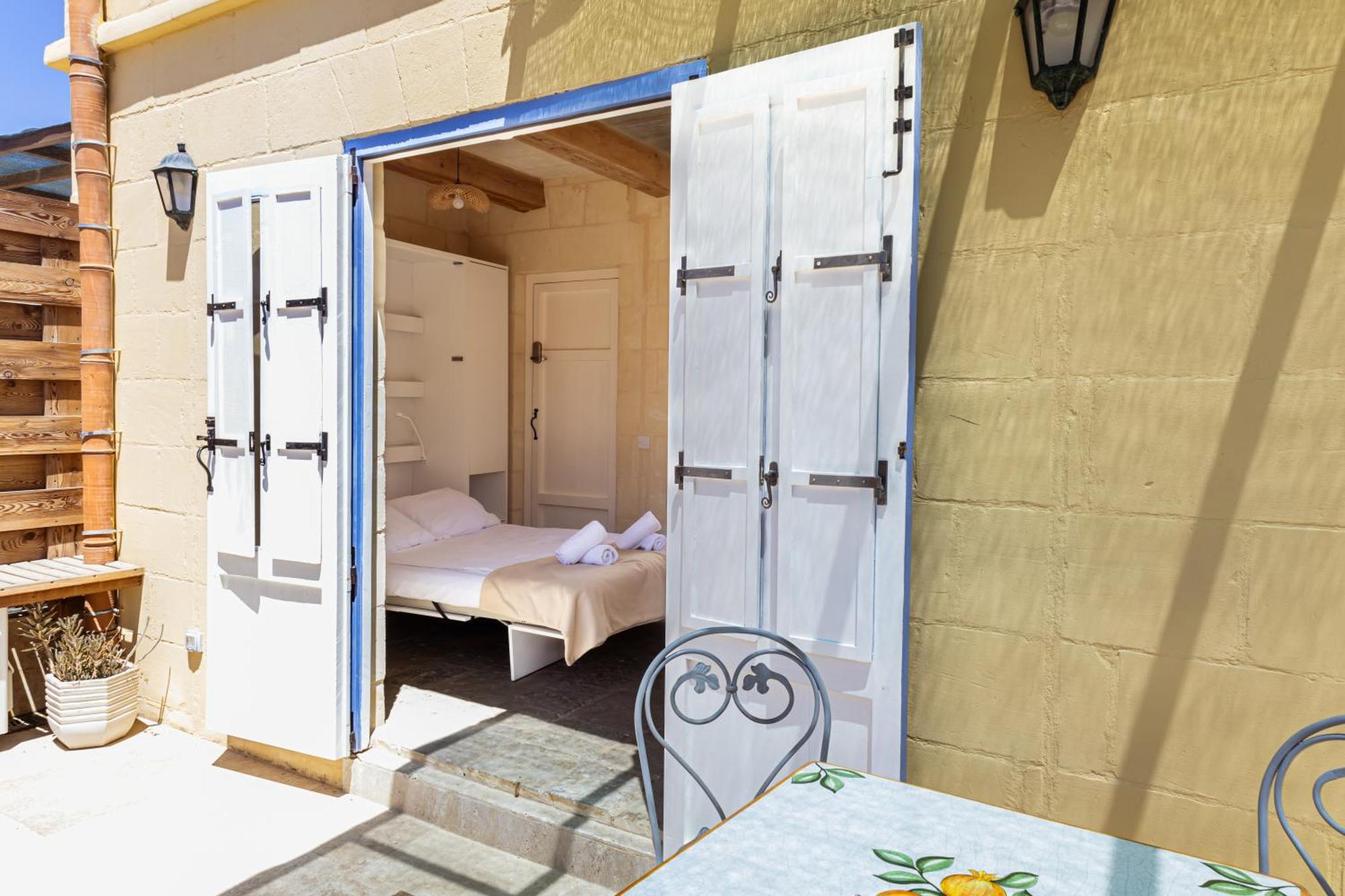 Historic Hideaways - 900 Year Old Converted Studios Виктория Екстериор снимка