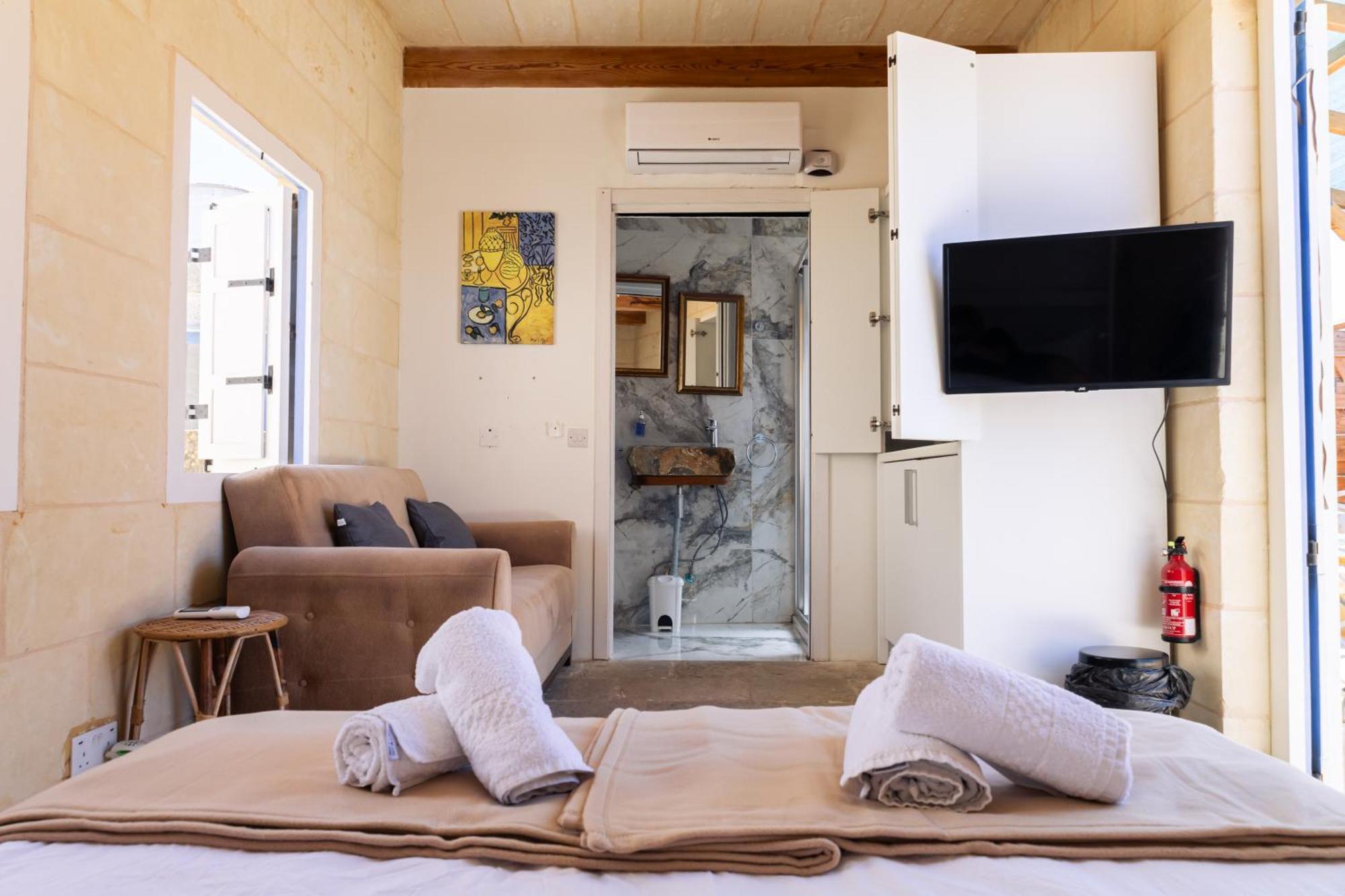 Historic Hideaways - 900 Year Old Converted Studios Виктория Екстериор снимка