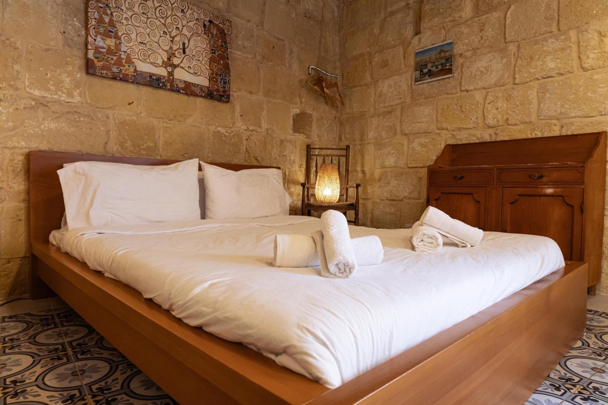 Historic Hideaways - 900 Year Old Converted Studios Виктория Екстериор снимка