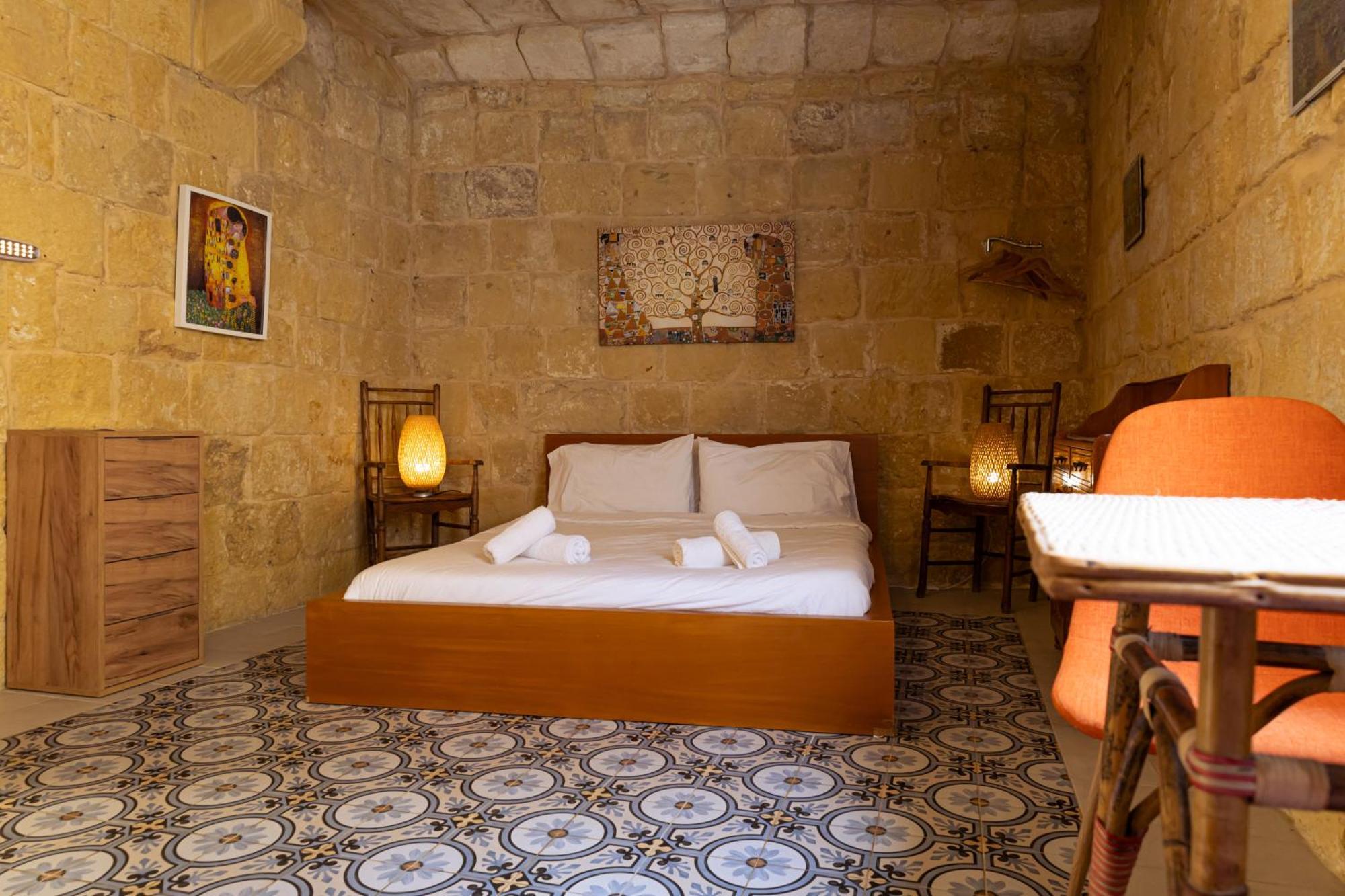 Historic Hideaways - 900 Year Old Converted Studios Виктория Екстериор снимка