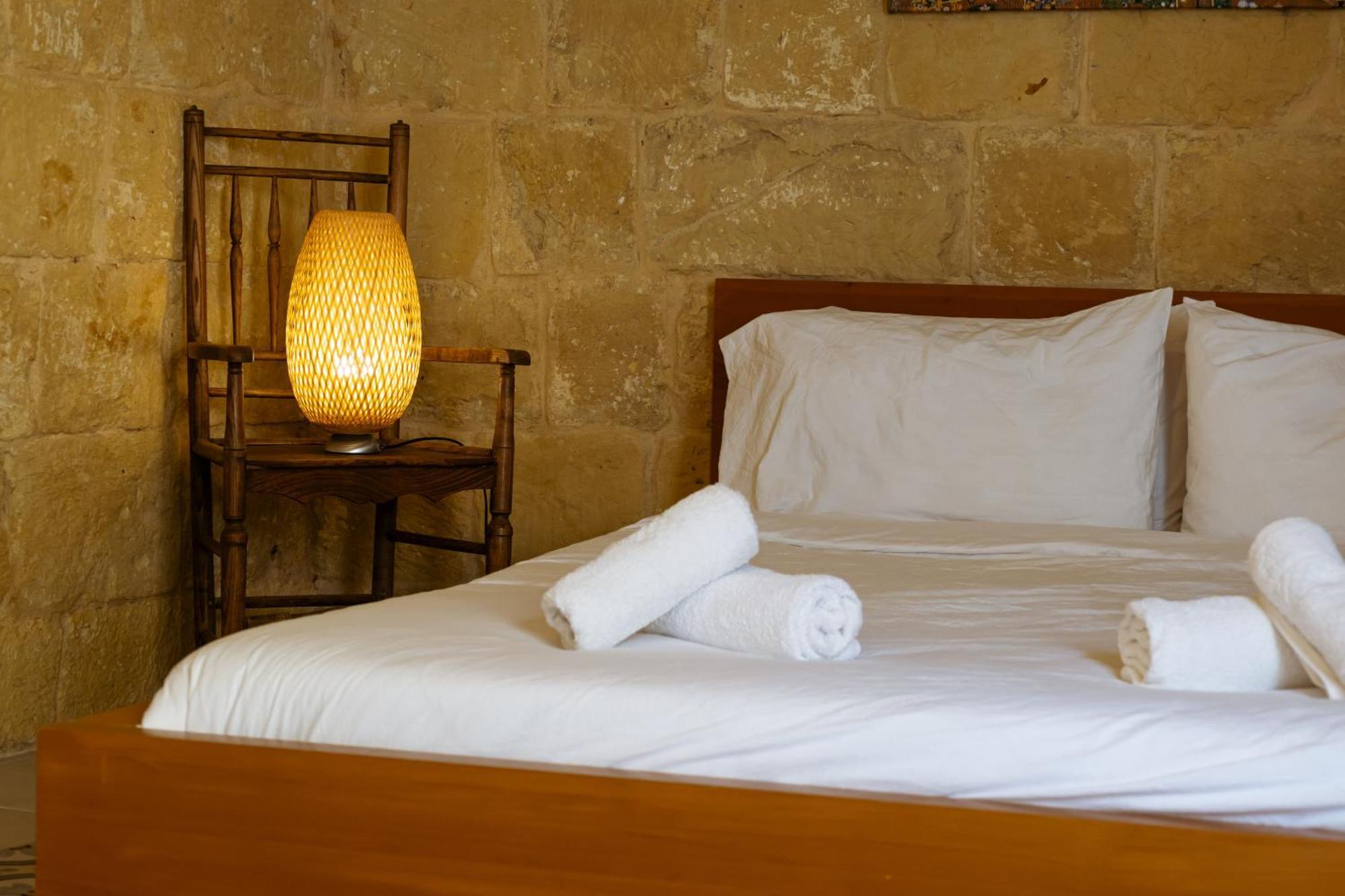 Historic Hideaways - 900 Year Old Converted Studios Виктория Екстериор снимка