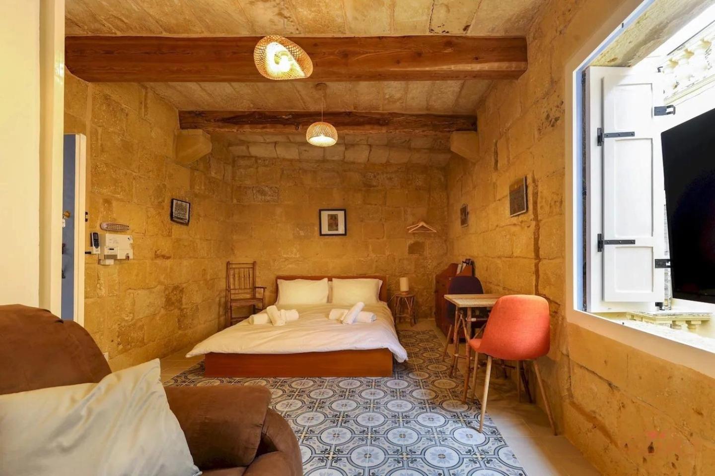 Historic Hideaways - 900 Year Old Converted Studios Виктория Екстериор снимка
