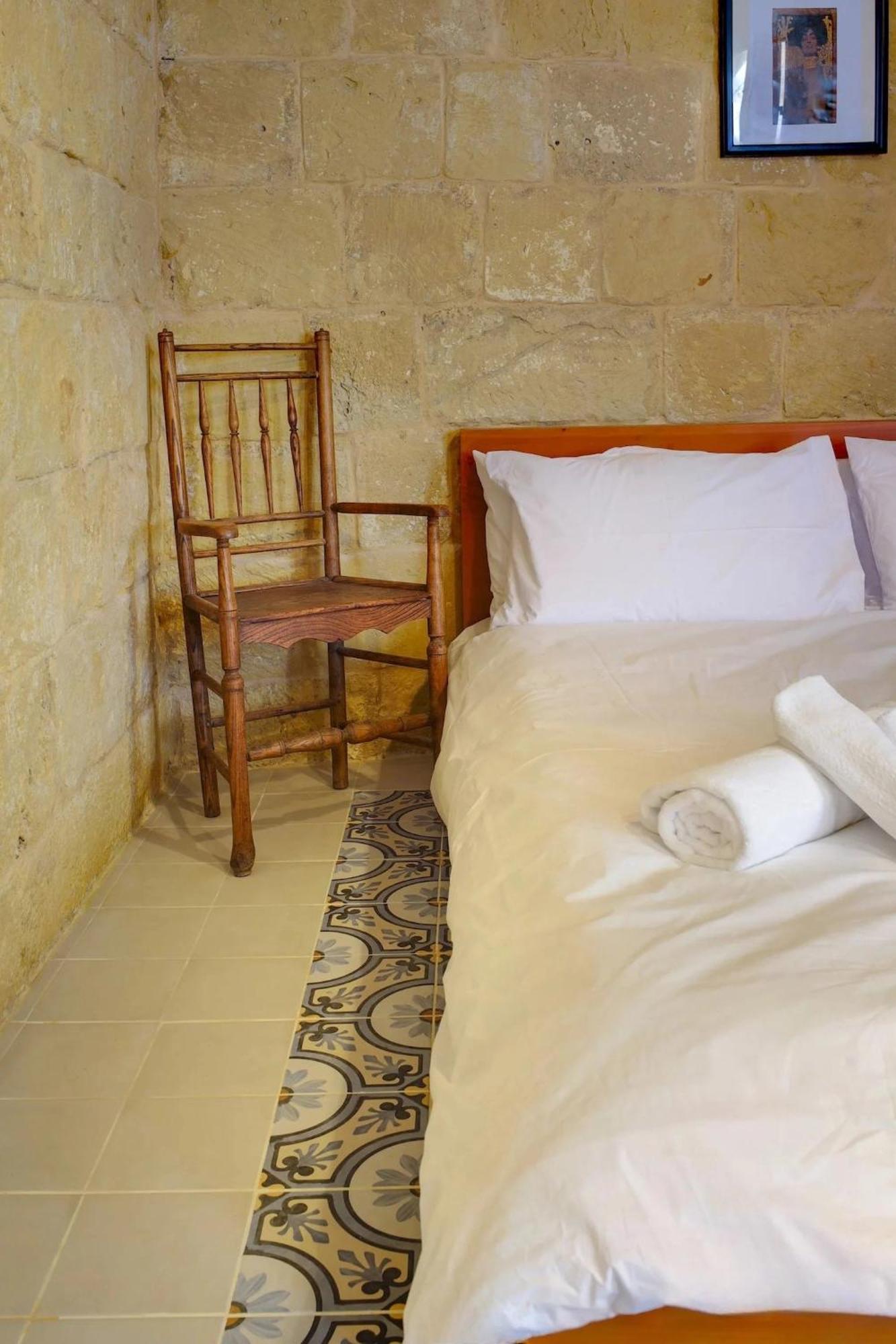 Historic Hideaways - 900 Year Old Converted Studios Виктория Екстериор снимка