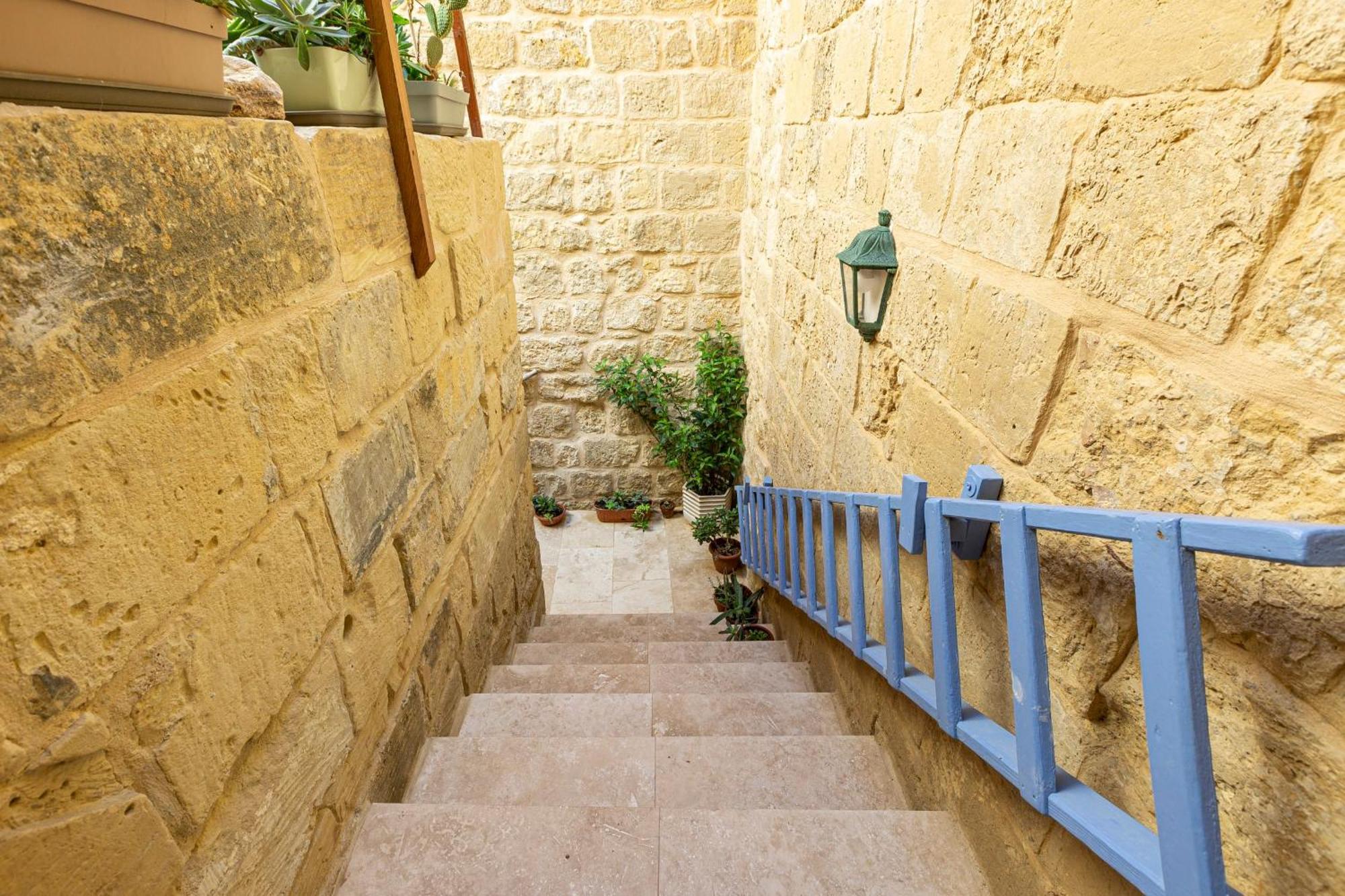 Historic Hideaways - 900 Year Old Converted Studios Виктория Екстериор снимка