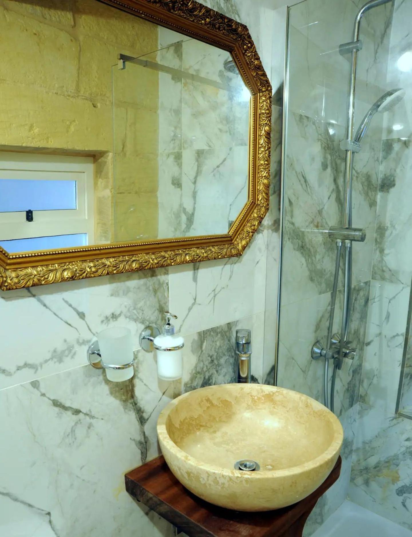 Historic Hideaways - 900 Year Old Converted Studios Виктория Екстериор снимка