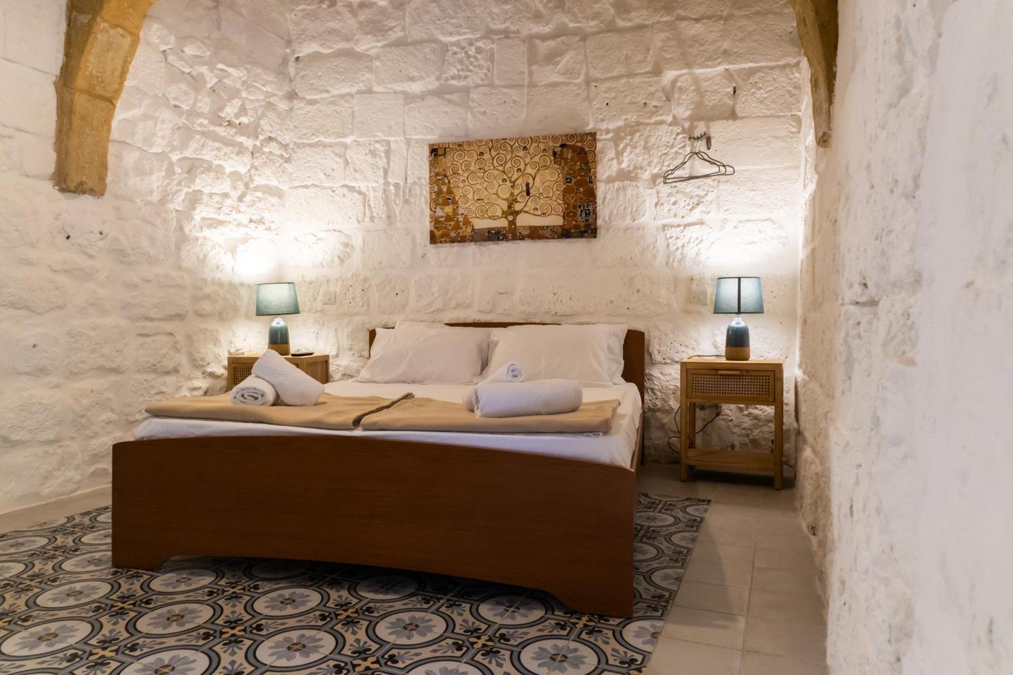 Historic Hideaways - 900 Year Old Converted Studios Виктория Екстериор снимка