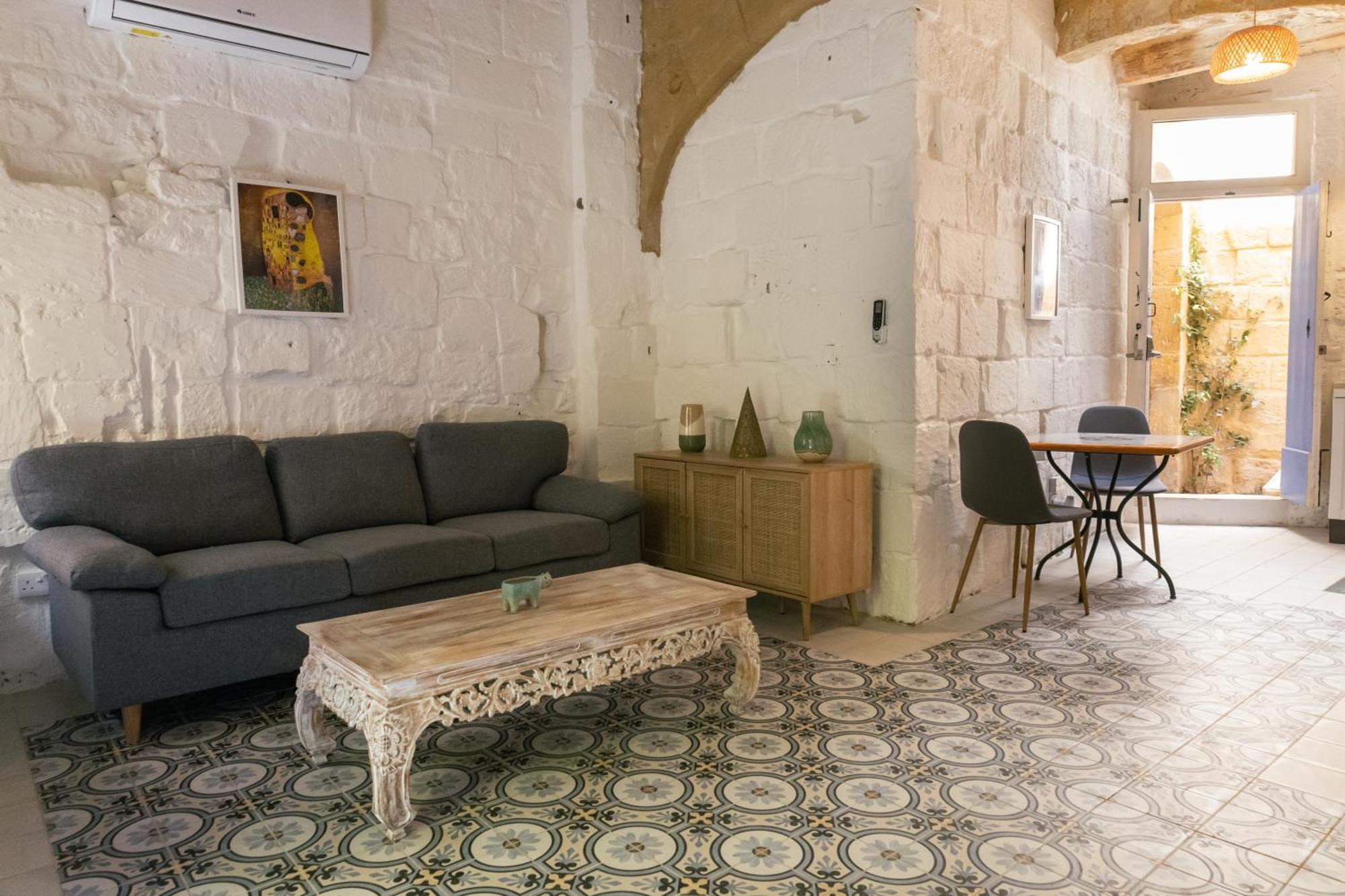 Historic Hideaways - 900 Year Old Converted Studios Виктория Екстериор снимка