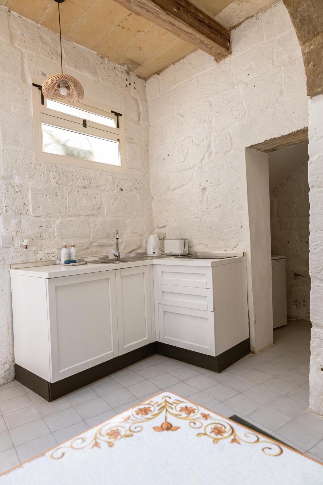 Historic Hideaways - 900 Year Old Converted Studios Виктория Екстериор снимка
