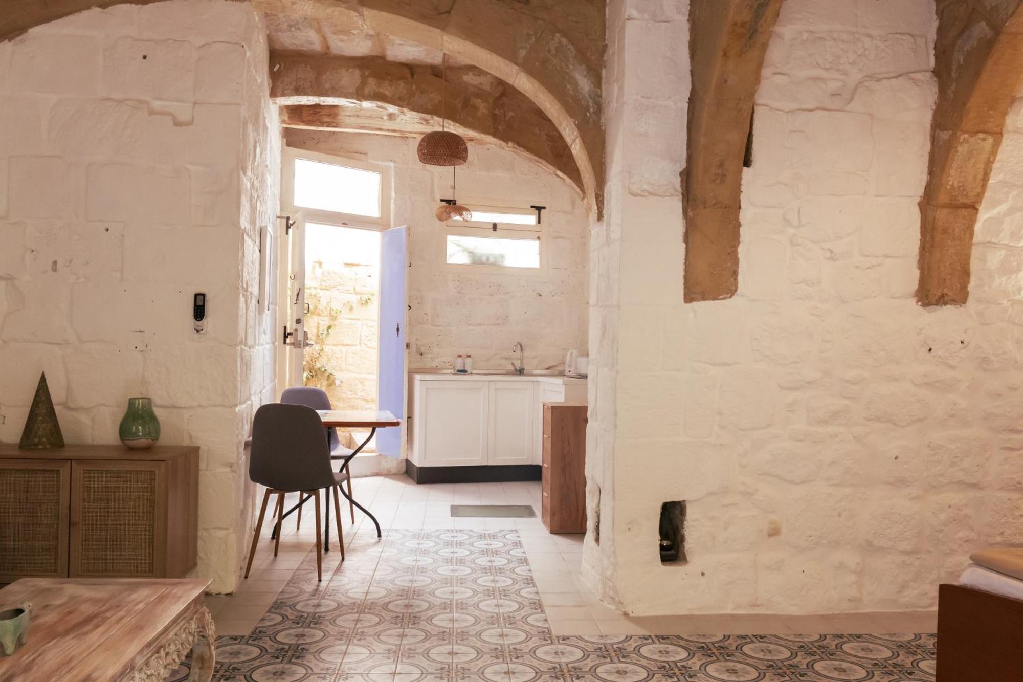 Historic Hideaways - 900 Year Old Converted Studios Виктория Екстериор снимка