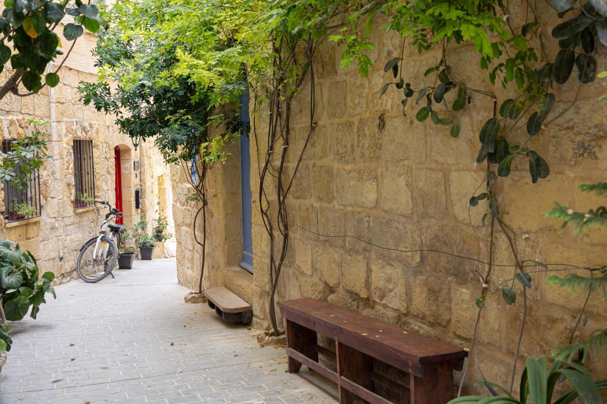 Historic Hideaways - 900 Year Old Converted Studios Виктория Екстериор снимка
