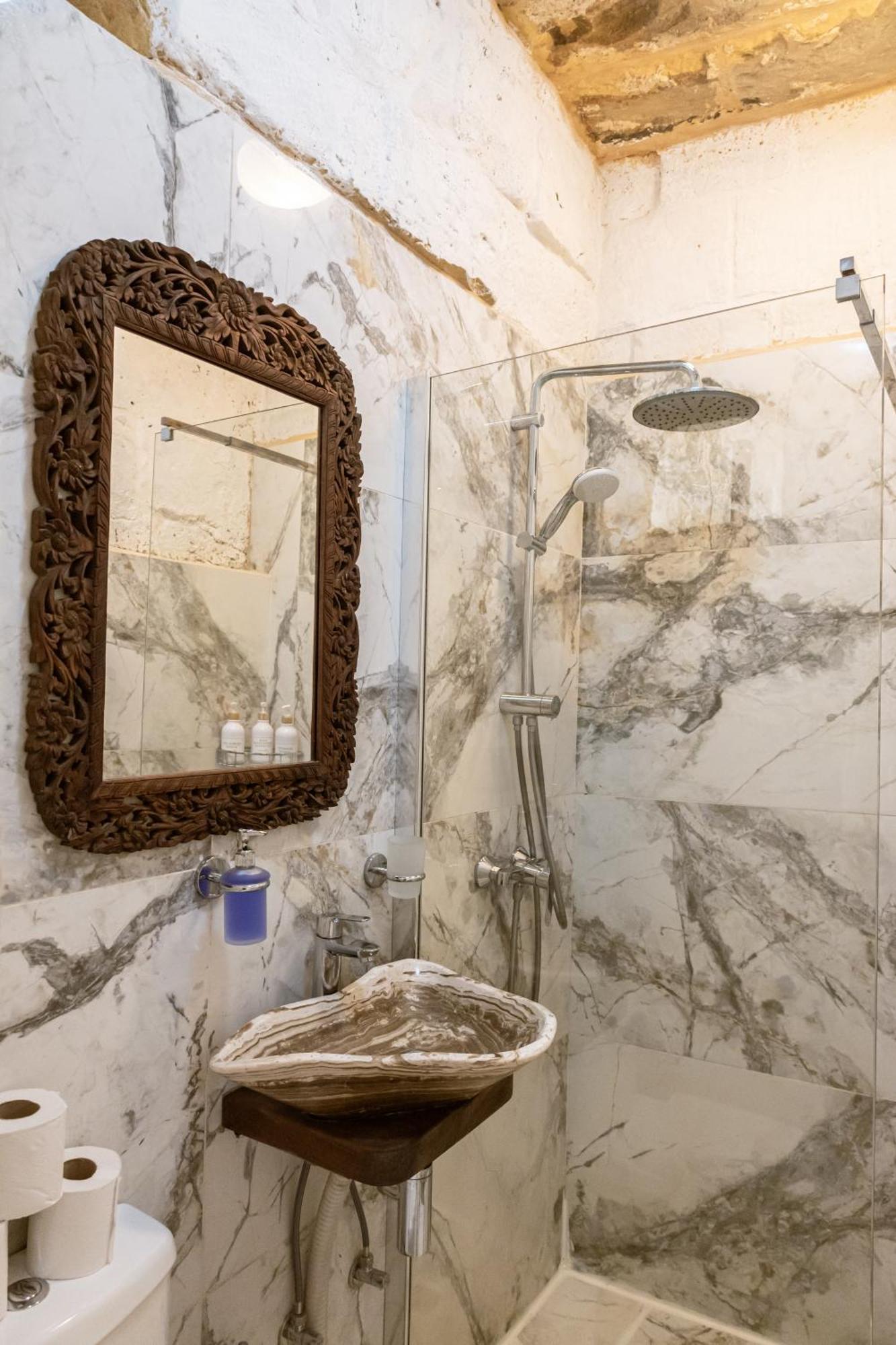 Historic Hideaways - 900 Year Old Converted Studios Виктория Екстериор снимка