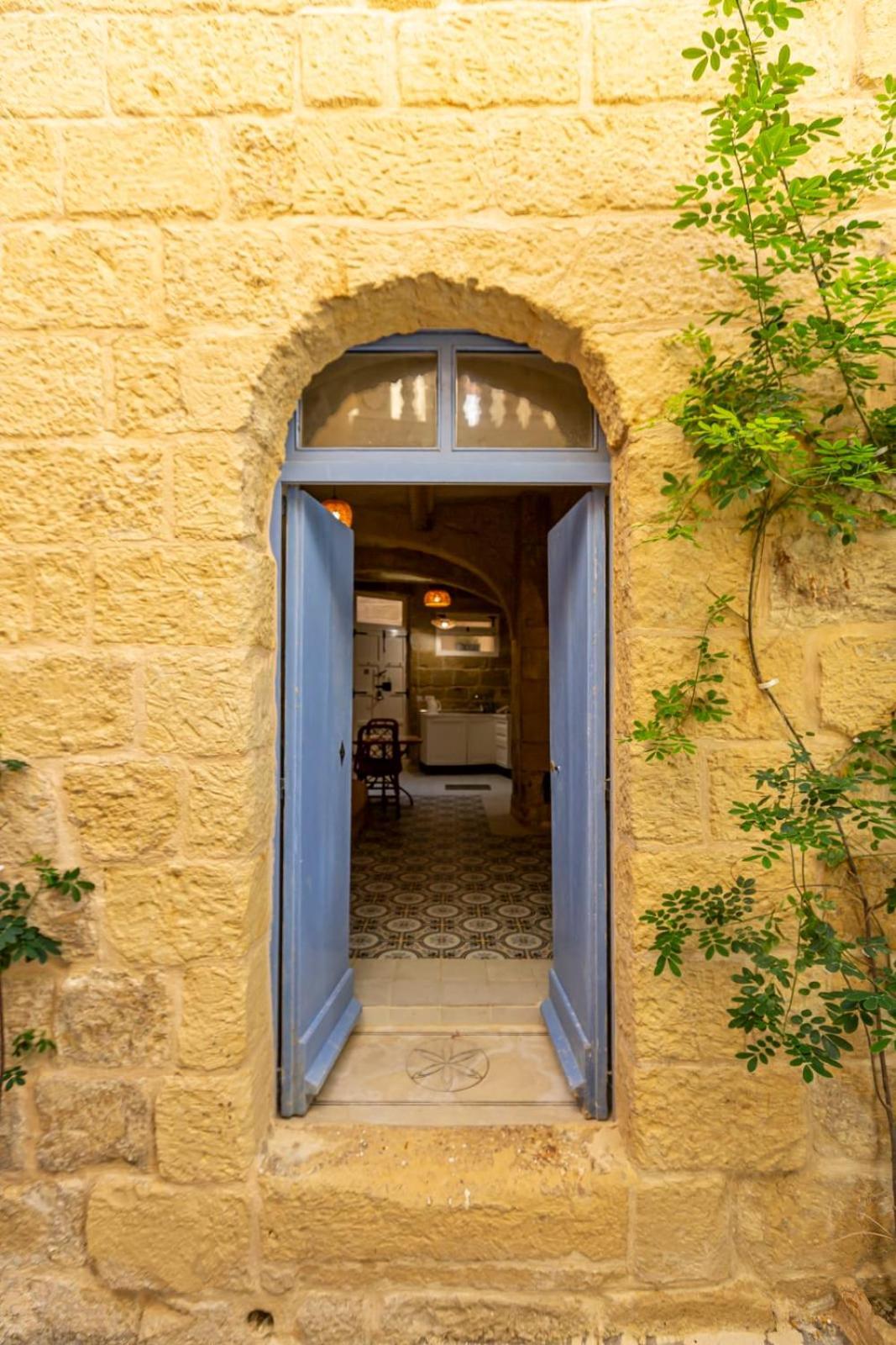 Historic Hideaways - 900 Year Old Converted Studios Виктория Екстериор снимка